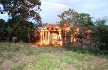 JARU - Residência e destruída por incêndio 