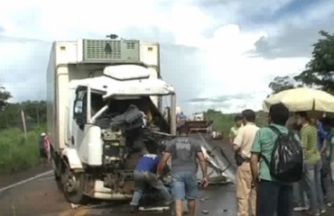 PIMENTA BUENO - Acidente na BR 364 com vítima fatal envolve caminhão e duas carretas - FOTOS