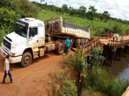 BR-429 interditada: Ponte não suporta carreta carregada de areia e cede