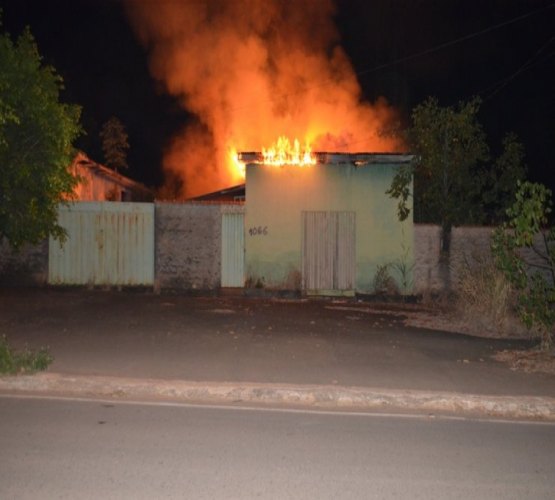 Incêndio durante madrugada consome parcialmente estabelecimento 