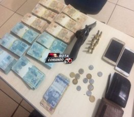 PM e PC apreendem R$ 83 mil, arma de fogo e diamantes após abordagem