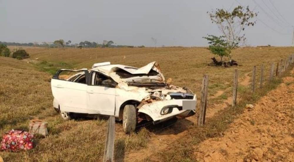 PERDEU CONTROLE: Carro com cinco pessoas capota tentando desviar de buracos na rodovia