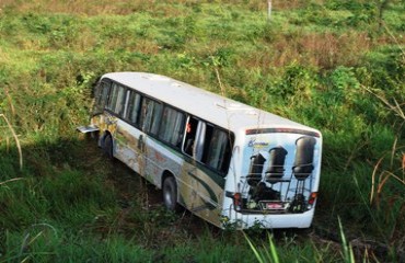 ACIDENTE - Ônibus que presta serviço a Camargo e Côrrea cai de ribanceira na BR 364 - Confira fotos