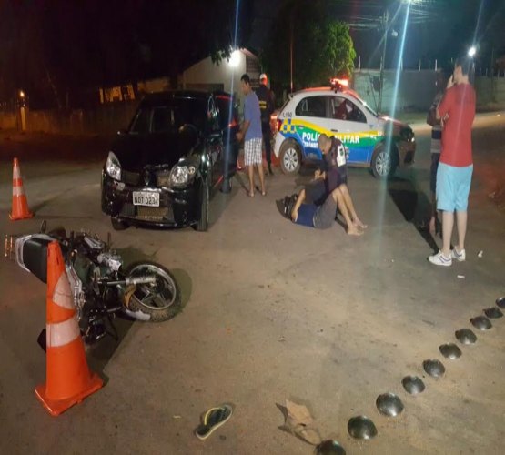 Motociclista é socorrido após choque violento contra automóvel