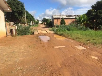 Mulher perde controle de moto ao passar por ponte e cai dentro de riacho