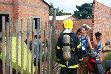 CRIMINOSO - Bombeiros apagam incêndio em residência familiar