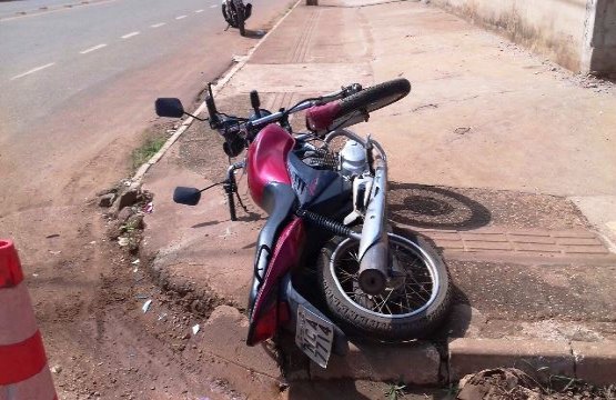 Motociclista é socorrido em estado grave após forte colisão com automóvel