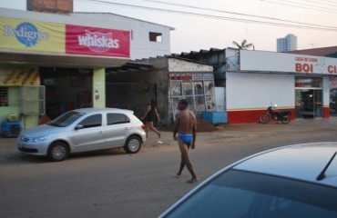 CUECÃO - Homem trajando apenas cueca se arrisca cruzando avenida no Centro da capital - Vídeo