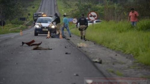 Corpos se partem ao meio em colisão frontal com carro 