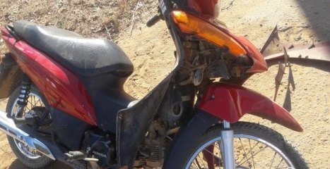 Condutora de moto quase é esmagada por um caminhão