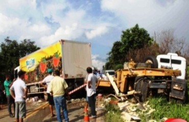 ALTO PARAISO – Motorista de caminhão invade pista e colide com caminhão de sorvete