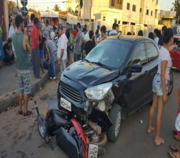 DESACORDADO - Motociclista sofre grave acidente ao avançar cruzamento - Vídeo
