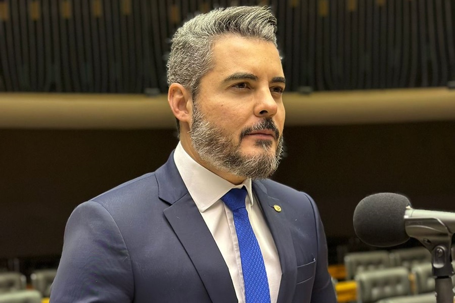 THIAGO FLORES: Deputado vota contra PL que torna crime discriminação contra políticos 