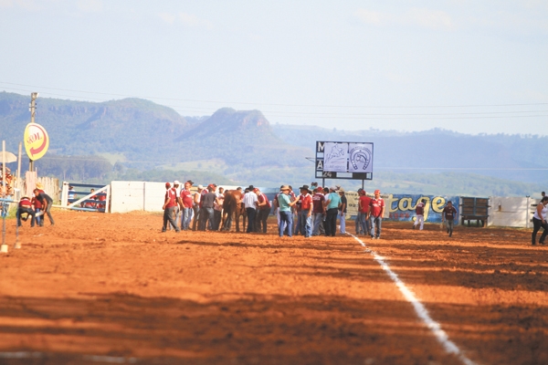 TIROS: Corrida de cavalos acaba em confusão generalizada deixando um morto e feridos