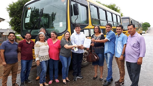 TRANSPORTE: Cleiton Roque intercede e três ônibus escolares são entregues para São Felipe