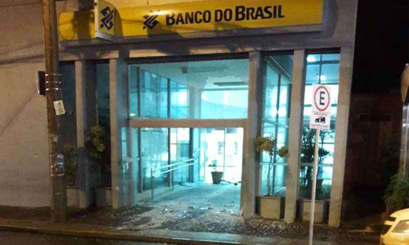 VÍDEO: Assalto a banco com tiroteio deixa três mortos