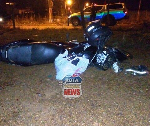 Motociclista sofre corte na boca e no pescoço ao acertar cerca de arame farpado