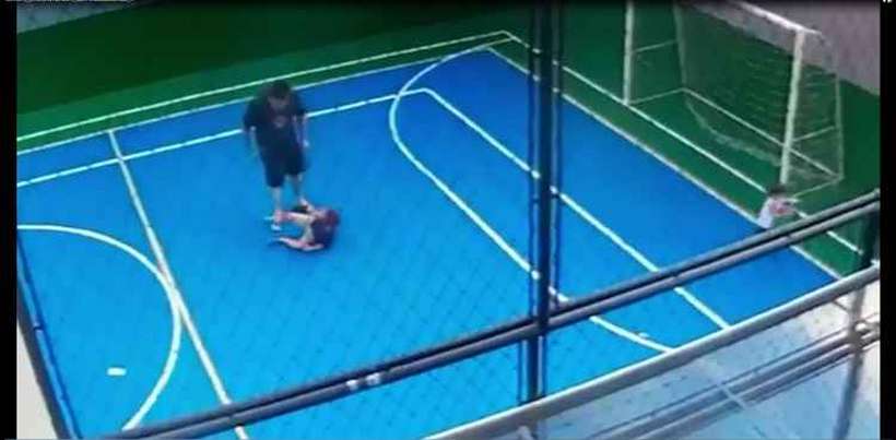 VÍDEO: Homem é detido após agredir duas crianças em condomínio