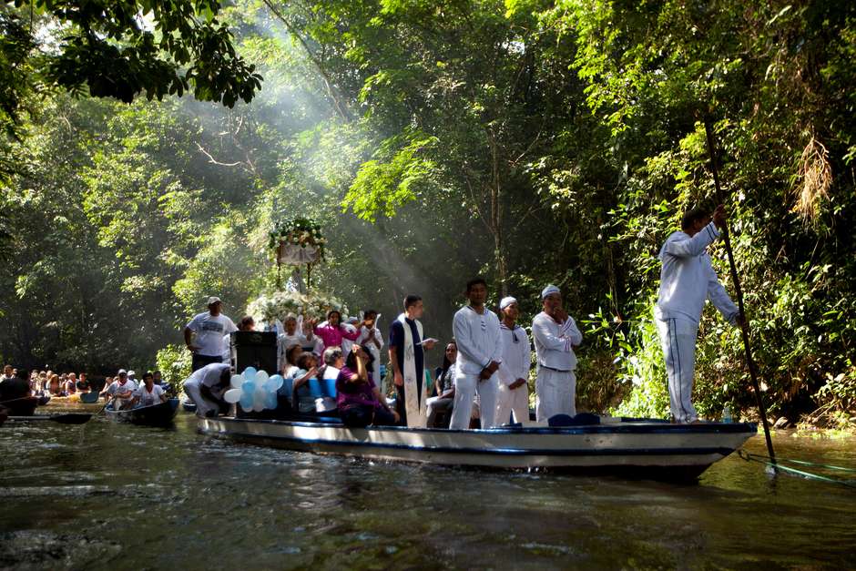 HISTÓRICO: Vaticano cogita ordenar padres casados na Amazônia