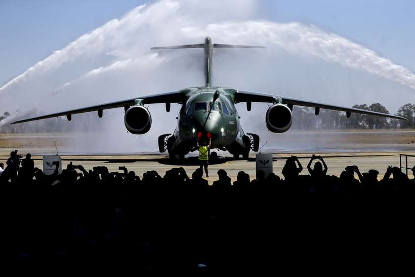 REFORÇO: Força Aérea Brasileira recebe novo avião militar KC-390 em Goiás