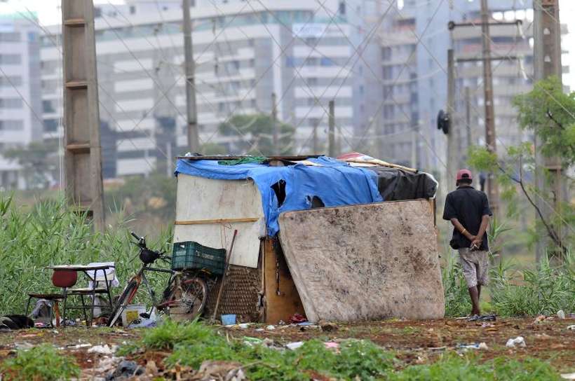 DESIGUALDADE: Rendimento mensal de brancos é 73,9% maior do que o de negros