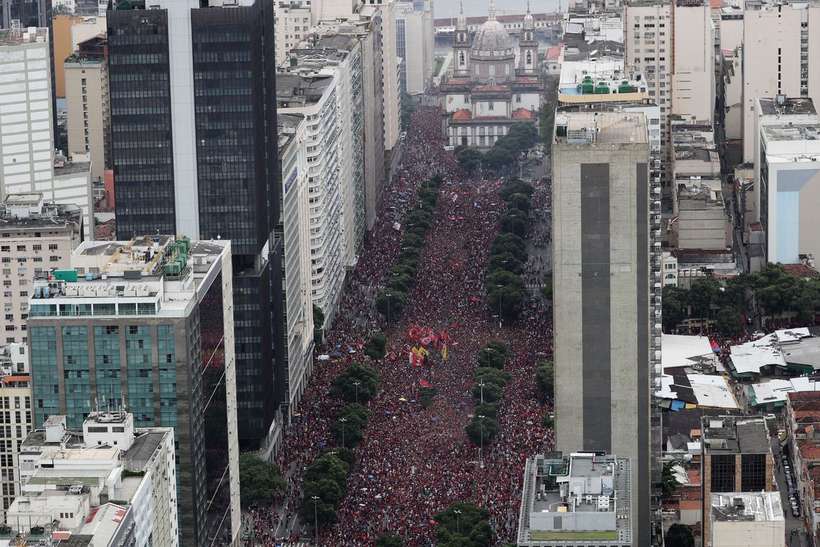 CAMPEÕES: Jogadores do Flamengo chegam ao Rio para festejar bicampeonato