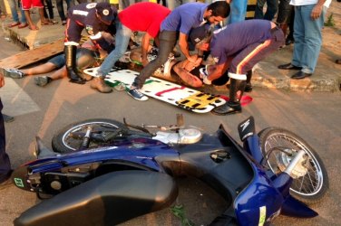 Motociclista avança semáforo e sofre grave acidente