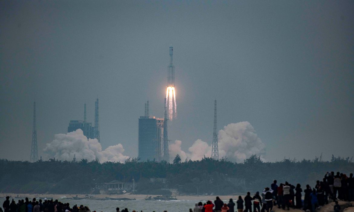 PREOCUPAÇÃO: Foguete chinês descontrolado deve entrar na atmosfera no fim de semana