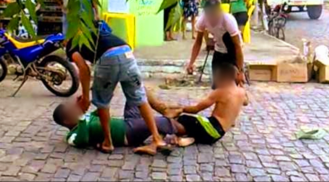 DESESPERADO: Jovem pede socorro da mãe após ser esfaqueado durante confusão em distribuidora