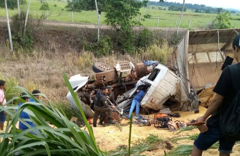 GRAVE: Acidente na BR-364 entre carretas e automóvel deixa vítimas presas às ferragens