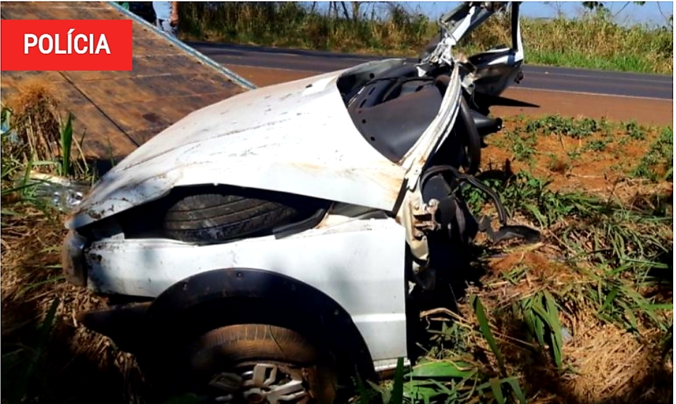 IMPRESSIONANTE: Homem morre após carro partir ao meio em colisão contra árvore