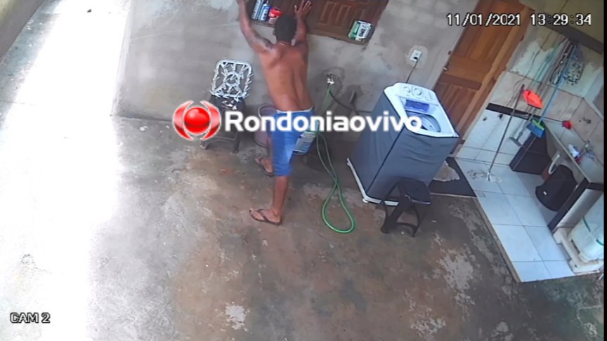 VEJA O VÍDEO: Ladrão é flagrado invadindo residência pulando muro e praticando furto