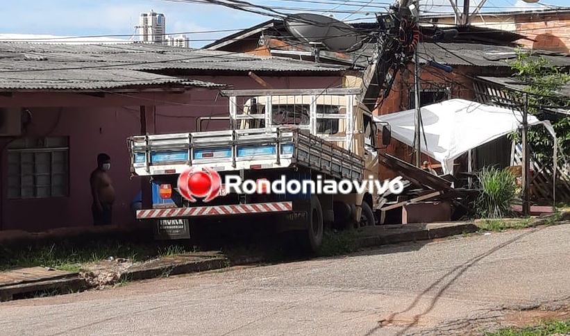 SEM FREIO: Caminhão colide contra poste e residência; população ficou sem energia