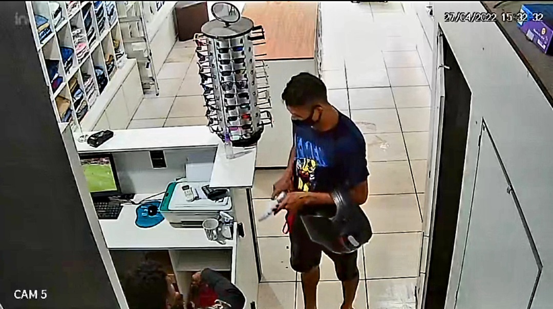 ASSISTA: Vídeo mostra assaltante durante roubo em loja na Calama