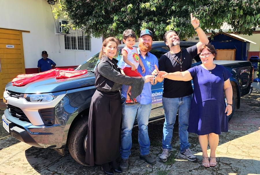 DELEGADO CAMARGO: Creche é contemplada com veículo zero km por meio de emenda do deputado