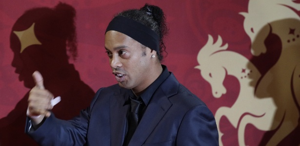 Irmão diz que Ronaldinho se aposentou e fará jogos de despedida após a Copa