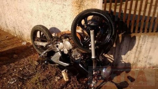 Motoqueiro está em estado grave após colidir com carro