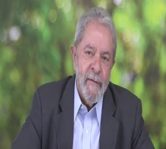 Pelo Facebook, Lula pede mudanças na economia e eleição antecipada