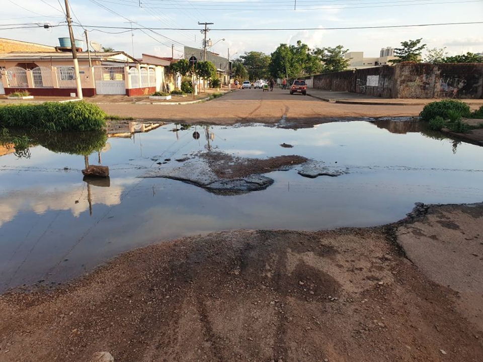 VERGONHA: Água empoçada, lama e mato tomam conta de ruas no bairro Embratel