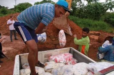 Três toneladas de alimentos contaminados são destruídas após denúncia pelo 197, em Porto Velho