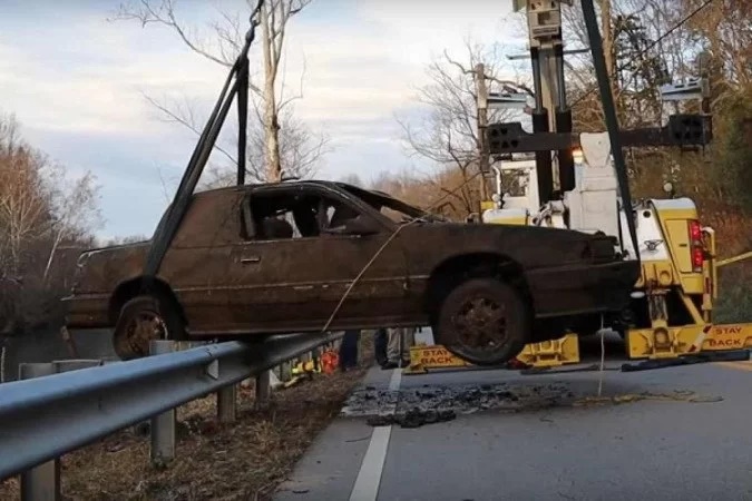 DEPOIS DE 21 ANOS: Carro com corpos de casal de adolescentes é encontrado em rio