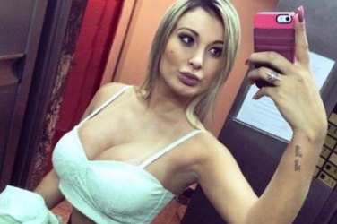 Após sair da UTI modelo posta foto na internet: “Logo estarei 100%”