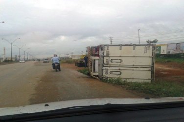 Carreta tomba no cruzamento da BR-364 com Mamoré