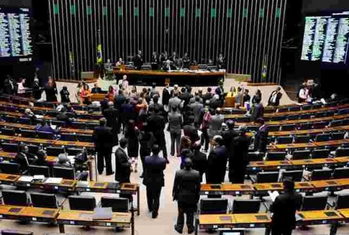 Deputados do PT cogitam fazer desfiliação coletiva 