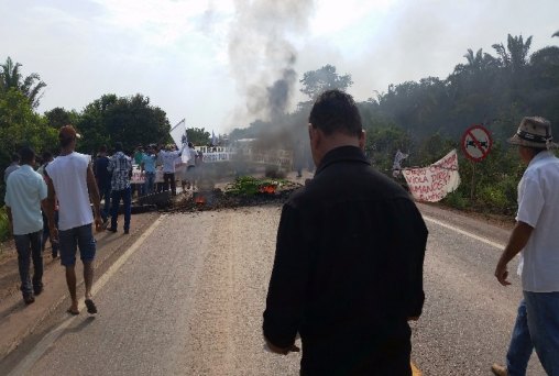 MAB continua com bloqueio na BR próximo à entrada da Usina de Jirau