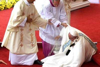 Papa cai durante missa na Polônia e não se machuca

