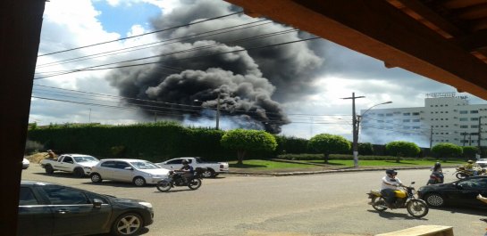 Bombeiros são acionados para conter incêndio em terreno próximo a hotel 