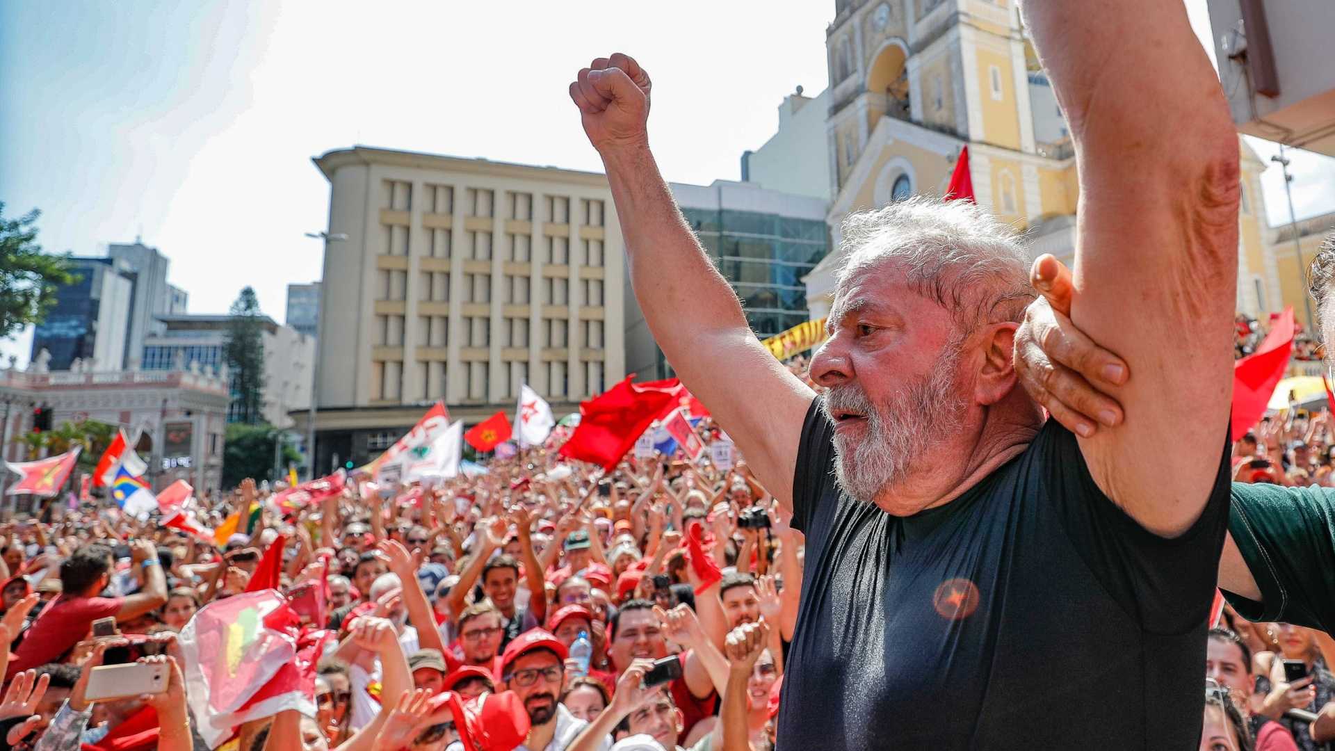 Lula decide não se entregar à polícia em Curitiba