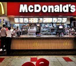 Atendente do McDonald's que ficou nua após suspeita de furto será indenizada