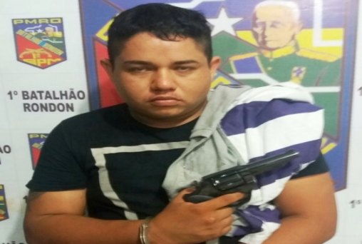 Após roubar vigilante, suspeito é preso em banheiro de escola